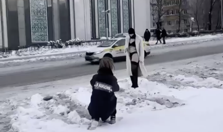 Полуголая перед мечетью. Девушка танцует около мечети в Москве. Девочку украли мечетях. Фотосессия возле мечети в Москве. Москва 2022 год фото.