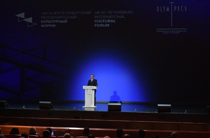  Медведев: ЕС пытается усидеть на трех стульях