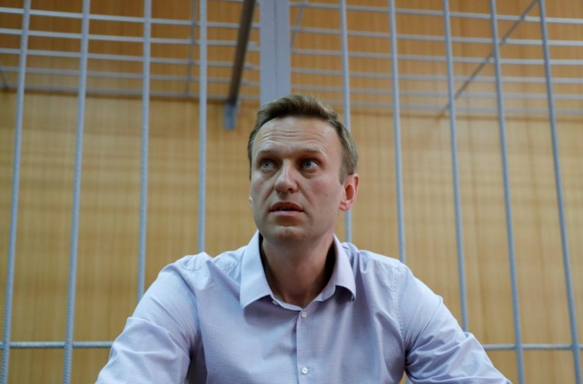 Навального отправили в штрафной изолятор из-за расстегнутой пуговицы на тюремной робе