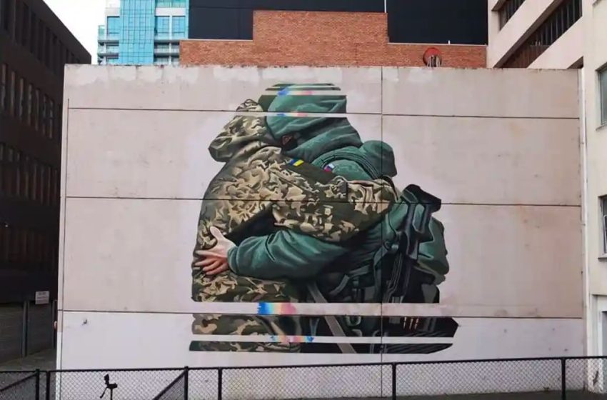  Австралийский художник закрасит мурал в Мельбурне с российскими и украинскими военными после критики украинского посла