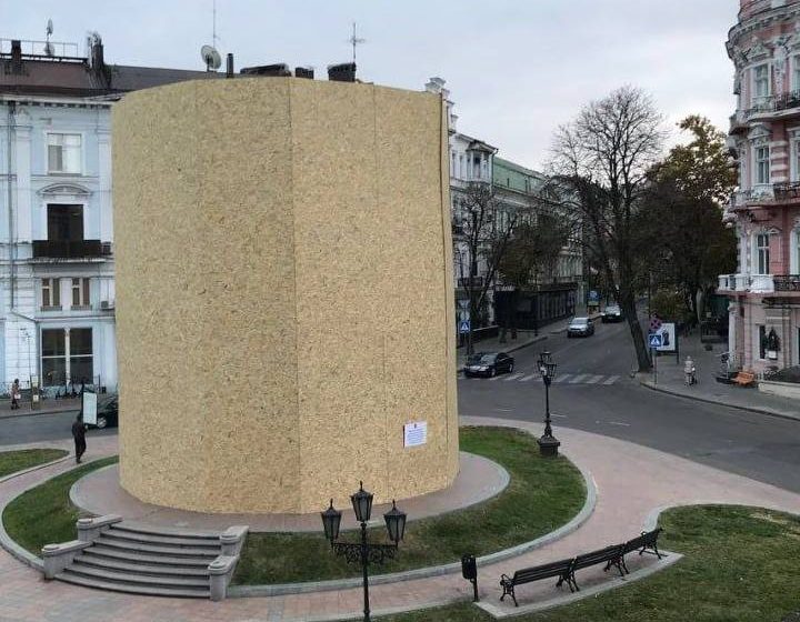  Памятник Екатерине II в Одессе оградили деревянным забором и готовят к демонтажу