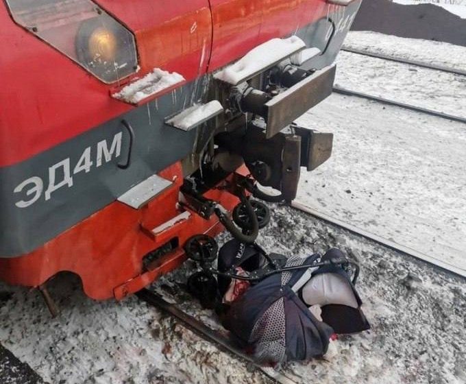  В Балашихе машинист успел остановить поезд перед упавшей на пути коляской