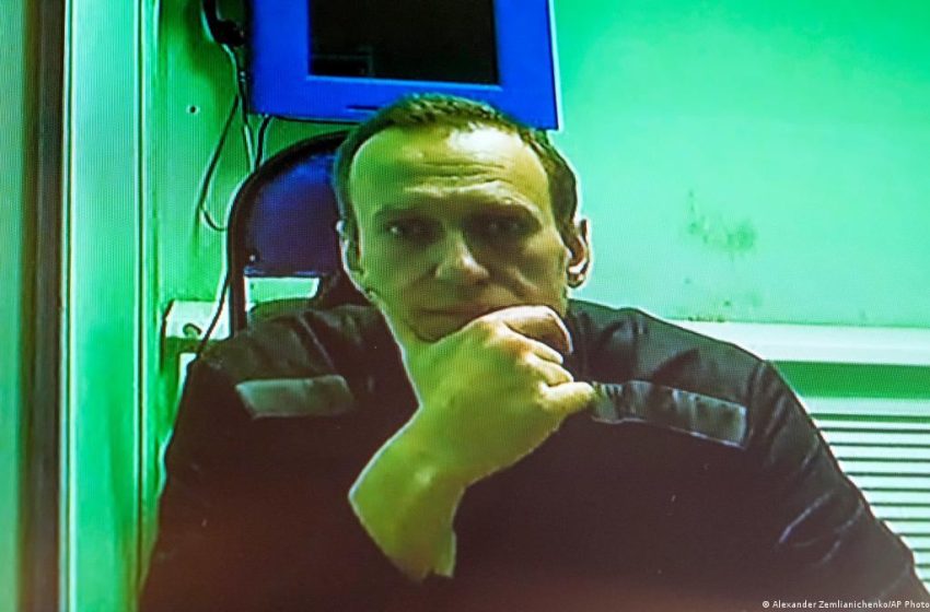 К Навальному применили силу в колонии, его хотят обвинить по еще одному уголовному делу