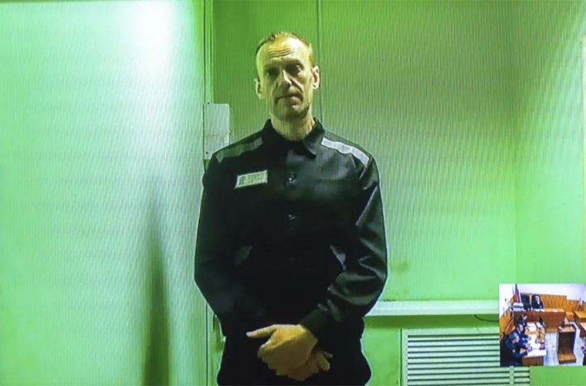  Навальный сообщил, что в колонии ему теперь показывают купленную им еду и сразу же выкидывают