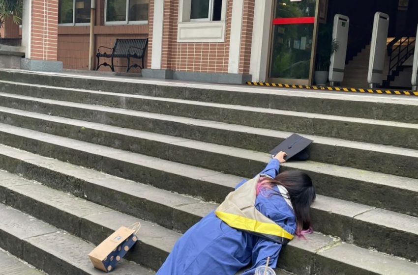  Фотографии китайских студентов-выпускников, обескураженных перспективой безработицы, стали вирусными