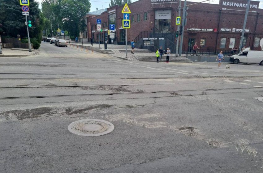  Военная техника повредила асфальт в Ростове