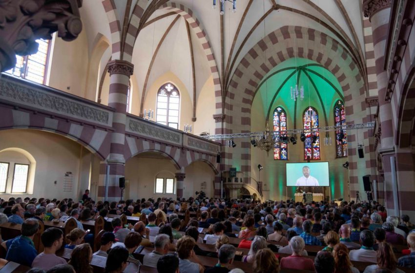  В Германии службу для нескольких сотен протестантов провела нейросеть