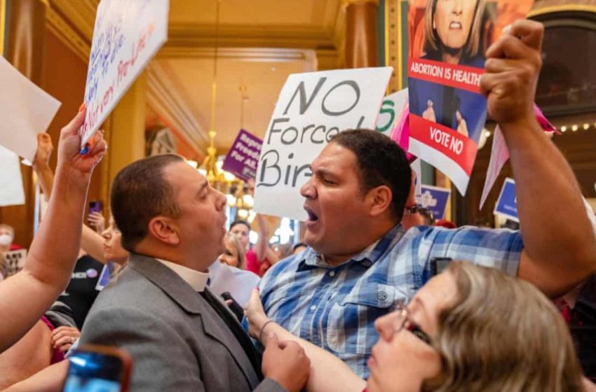  Парламент Айовы запретил аборты после шести недель беременности