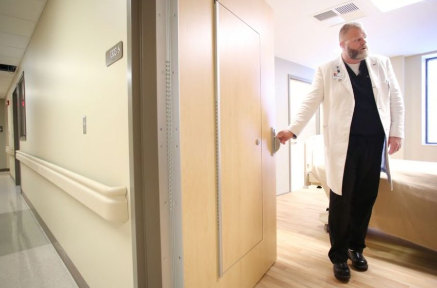  В Арканзасе ведущего психиатра обвиняют в удержании пациентов в запертых блоках