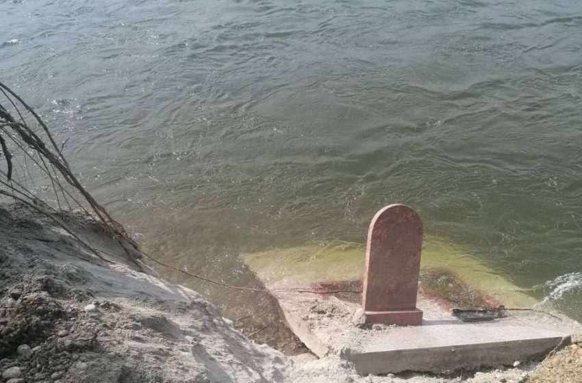  В Иркутской области из-за сильных дождей обвалился грунт кладбища