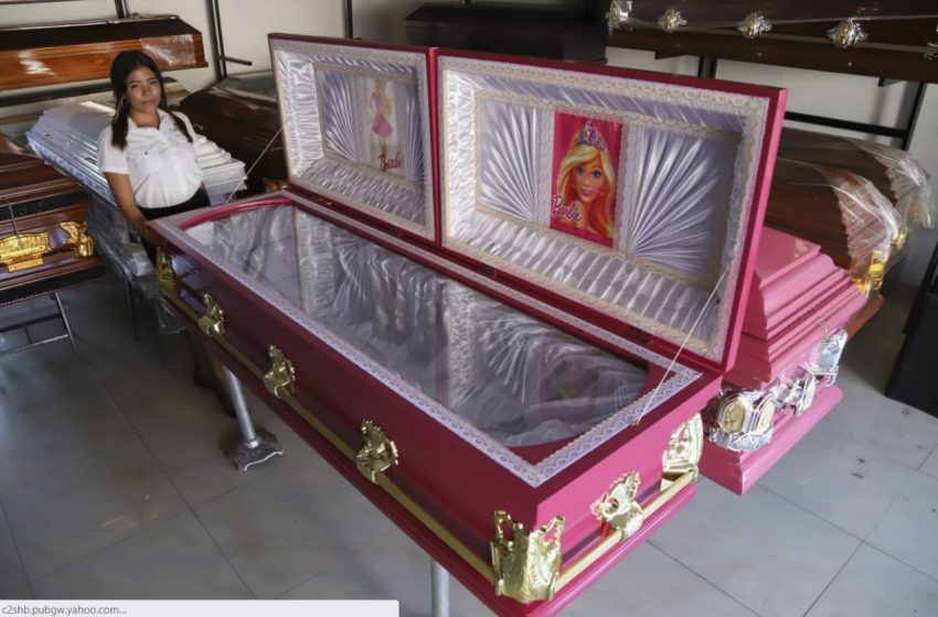  Похоронное бюро в Сальвадоре предлагает гробы в стиле Барби
