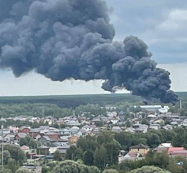  В Раменском горят склады с удобрениями