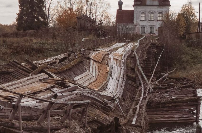  В Архангельской деревне рушится единственный мост