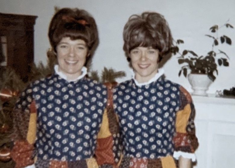  Сёстры-близнецы уже 84 года одеваются одинаково