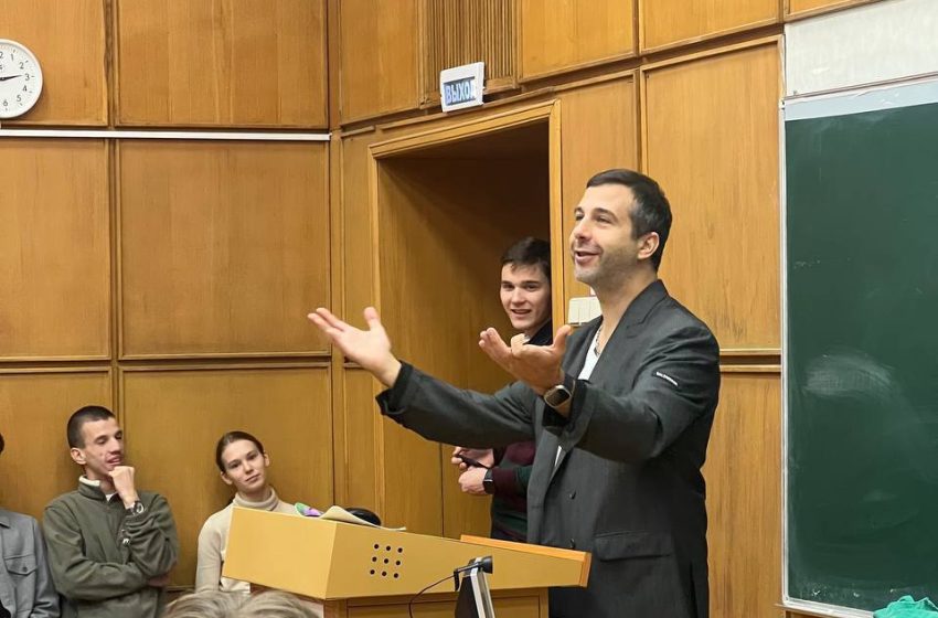  Студенты журналистики МГИМО просят вернуть преподавателя