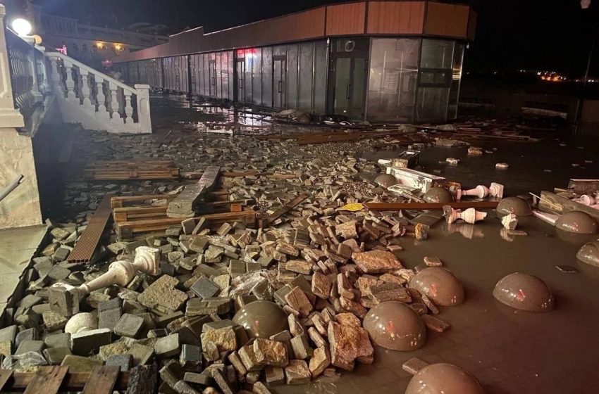  Один человек погиб во время шторма в Крыму