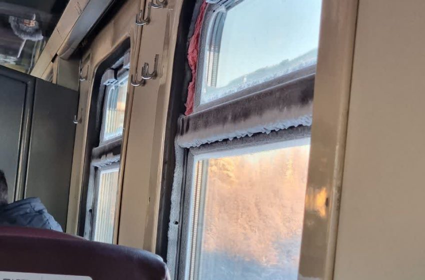 Пассажиры поезда до Петербурга ночь ехали в сидячем вагоне без отопления в -30°