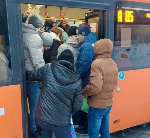  Жители Нижнего Новгорода жалуются на переполненные автобусы