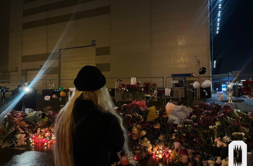  Люди продолжают приходить к мемориалу у «Крокуса»