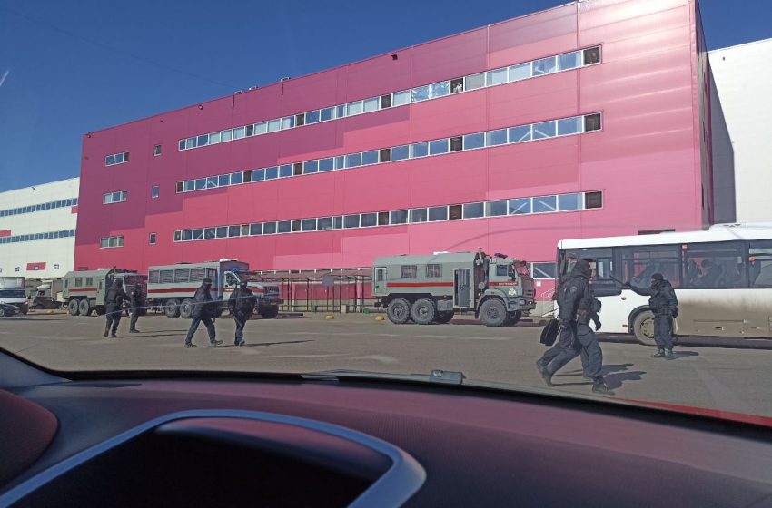 В Подмосковье полиция проводит рейд на складе Wildberries