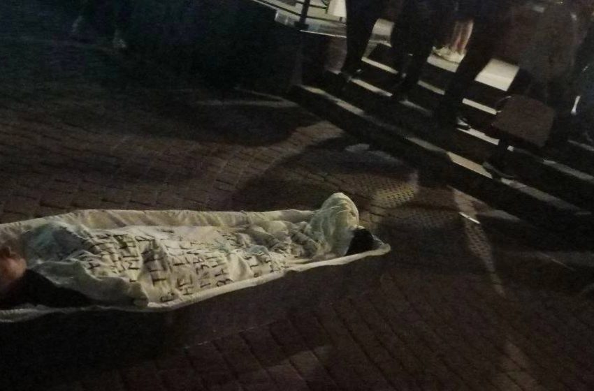  В центре Старого Оскола заметили девушку в гробу