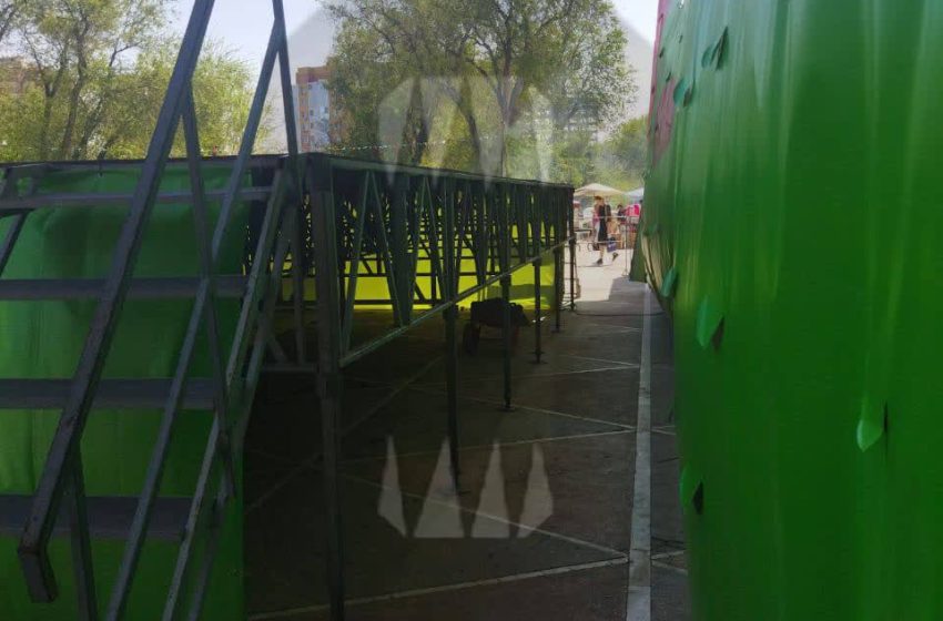  В Астрахани девочка получила переломы при падении с двухметровой сцены