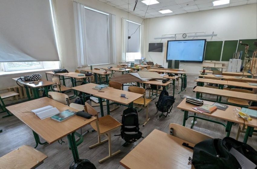  В московской школе во время урока упала потолочная плитка