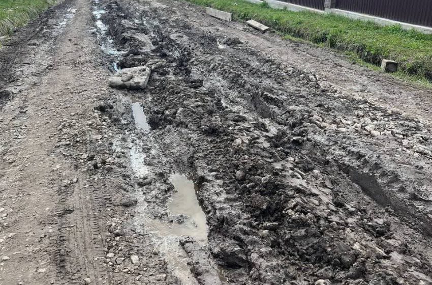  Жители деревни в Тульской области оказались оторваны от своих домов из-за размытой дороги