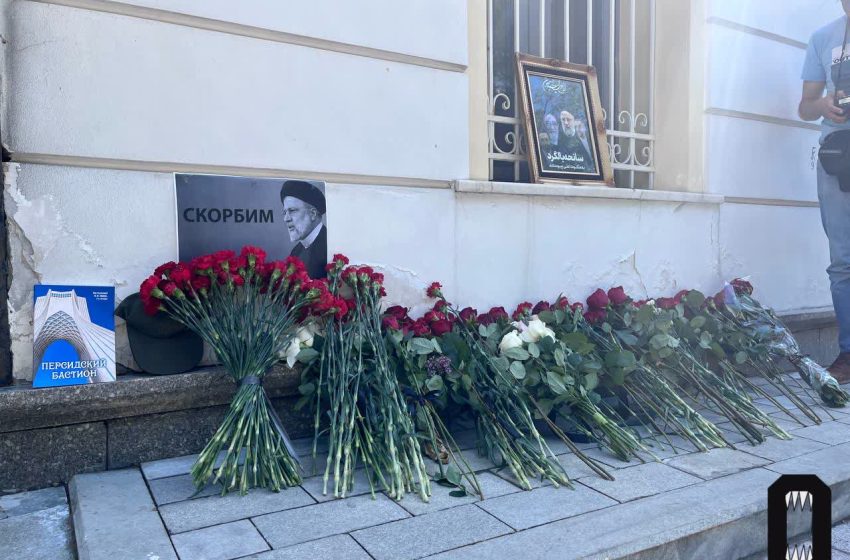  К посольству Ирана в Москве несут цветы