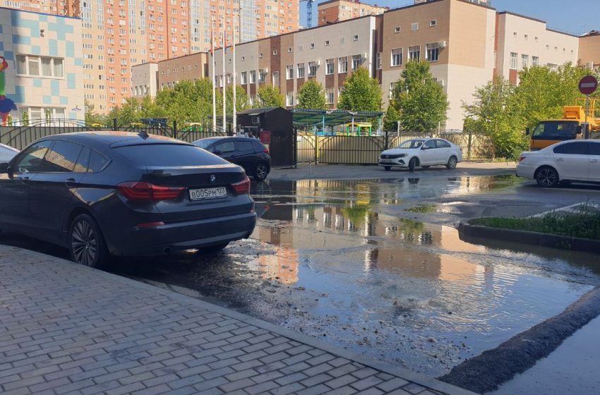  В Краснодаре дорогу затопило фекалиями и туалетной бумагой