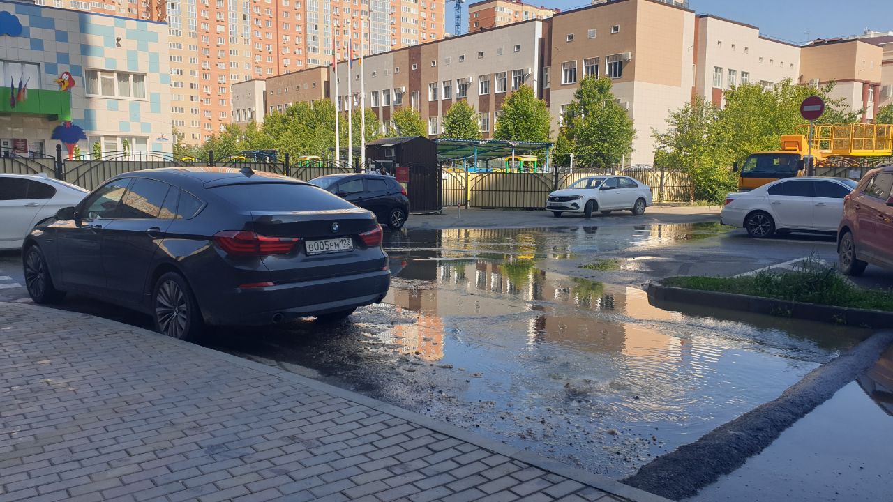 В Краснодаре дорогу затопило фекалиями и туалетной бумагой - OSTOROZHNO