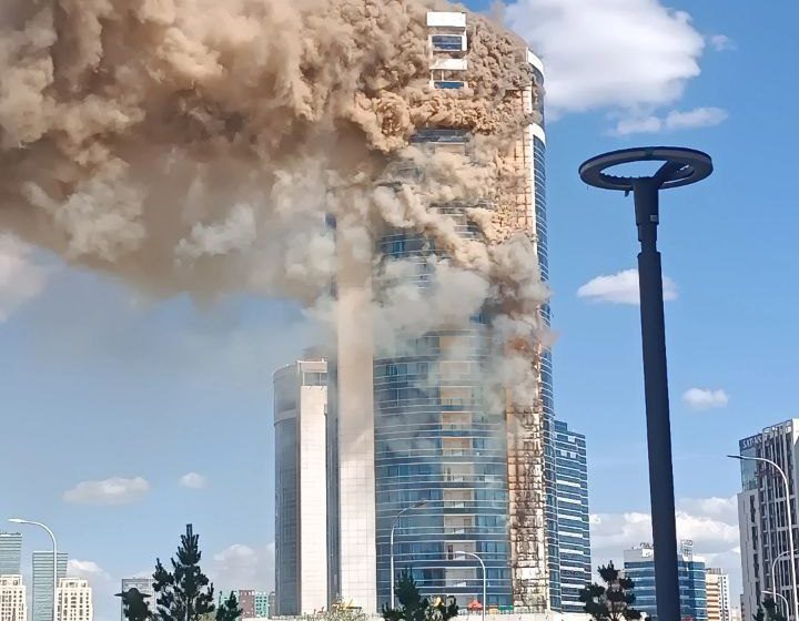В Астане загорелось 26-этажное здание