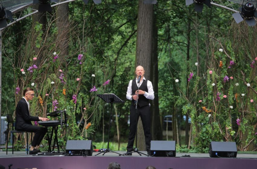  В Подмосковье прошел литературный фестиваль «Арт-пикник. Проект: ПОЭТ». Его посетили больше 10 тысяч человек.  