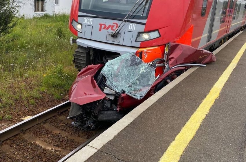  Четыре человека погибли при столкновении автомобиля и поезда “Ласточка”