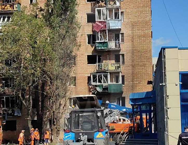 Продолжаются работы у дома, поврежденного ракетой