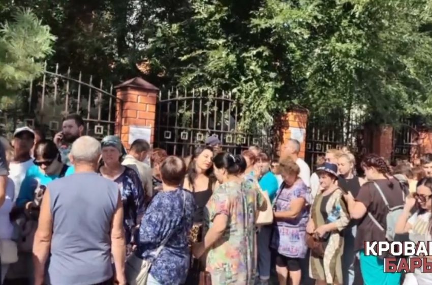  У “Дома добрых дел“ в Курске идёт раздача гуманитарной помощи