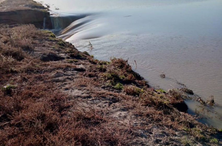  В Алтайском крае прорвало дамбу