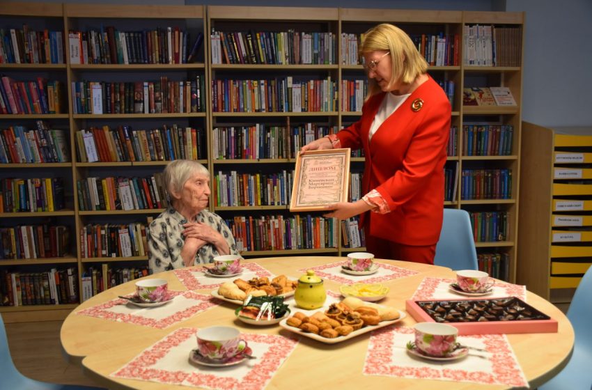  99 летняя учительница русского языка — самая взрослая читательница подмосковной библиотеки. 