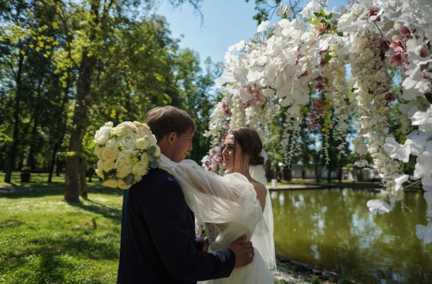  Свадебный сезон в парках и усадьбах завершился в Подмосковье. 