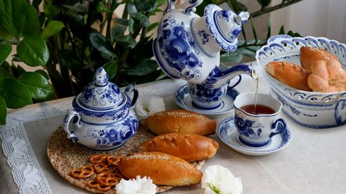  Гжельский фарфор и жостовские подносы покажут в Кремле.  