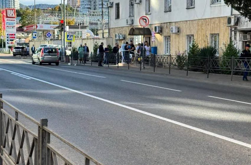 В Сочи нужно по несколько дней стоять в очереди в МВД, чтобы получить штамп о гражданстве