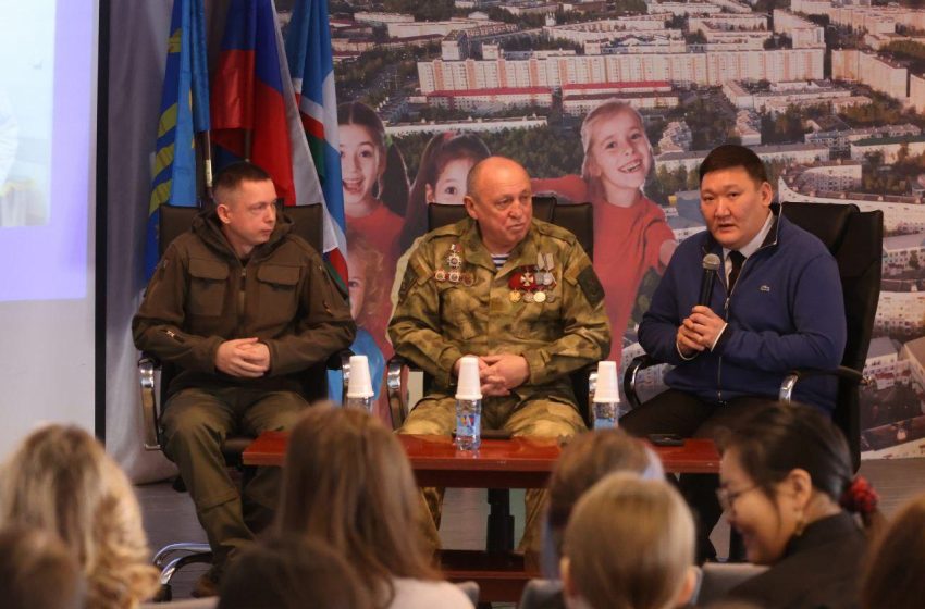 В Якутии молодёжи рассказали об успехах земляков. Две из трёх историй успеха — об уходе на СВО.