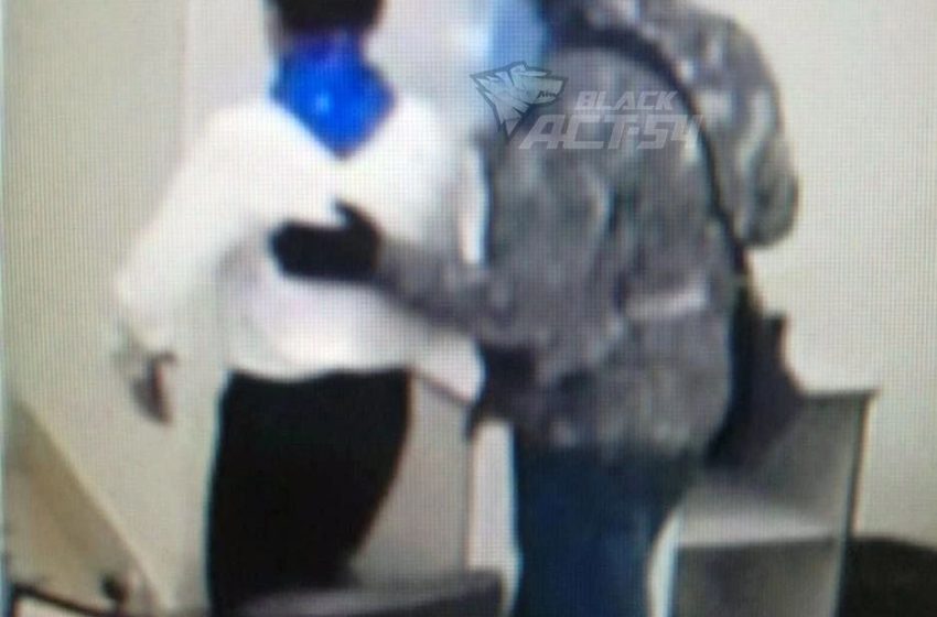  В Новосибирске неизвестный с оружием ограбил банк