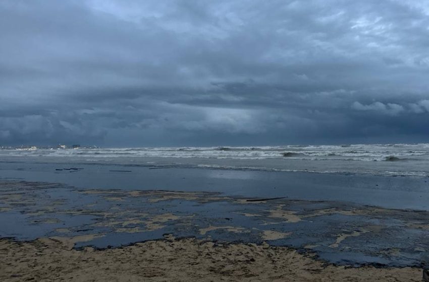  Жители Анапы пожаловались на отсутствие уборки пятен мазута