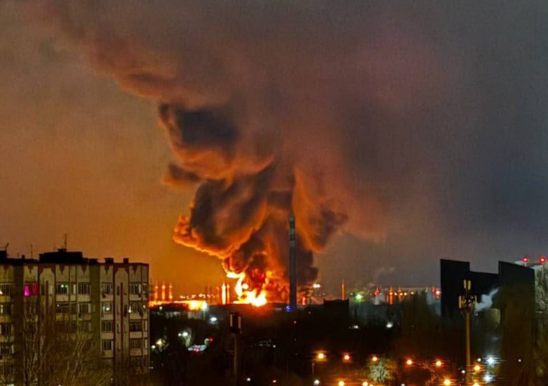 В Энгельсе продолжает расти пожар после ночной атаки беспилотников