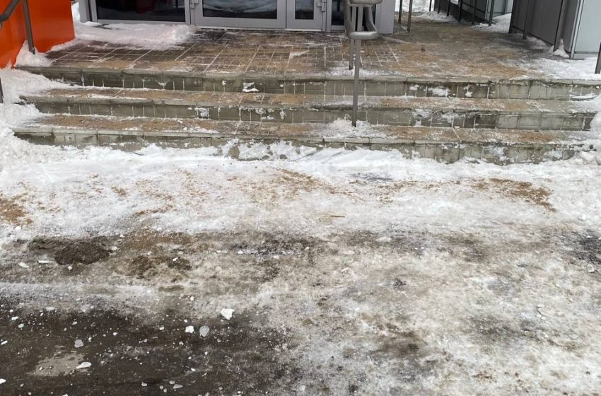  В Петрозаводске фельдшеры вынуждены сами чистить снег на станции скорой помощи