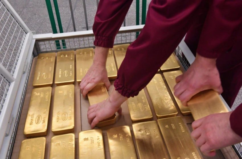  Количество золота в российских банках за год сократилось вдвое