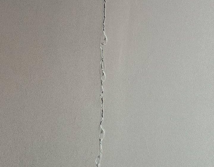  Жители многоэтажки в Якутске жалуются на затопленный подвал и трещины в стенах