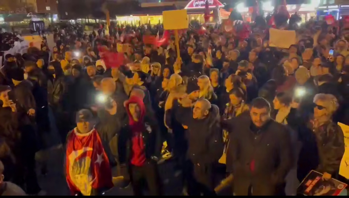 Протестующие