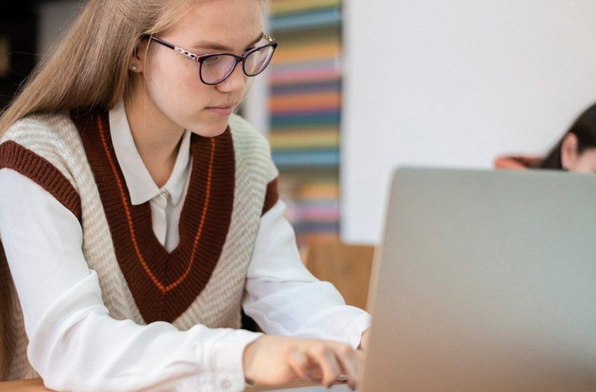  Половина студентов пишет курсовые с помощью ИИ